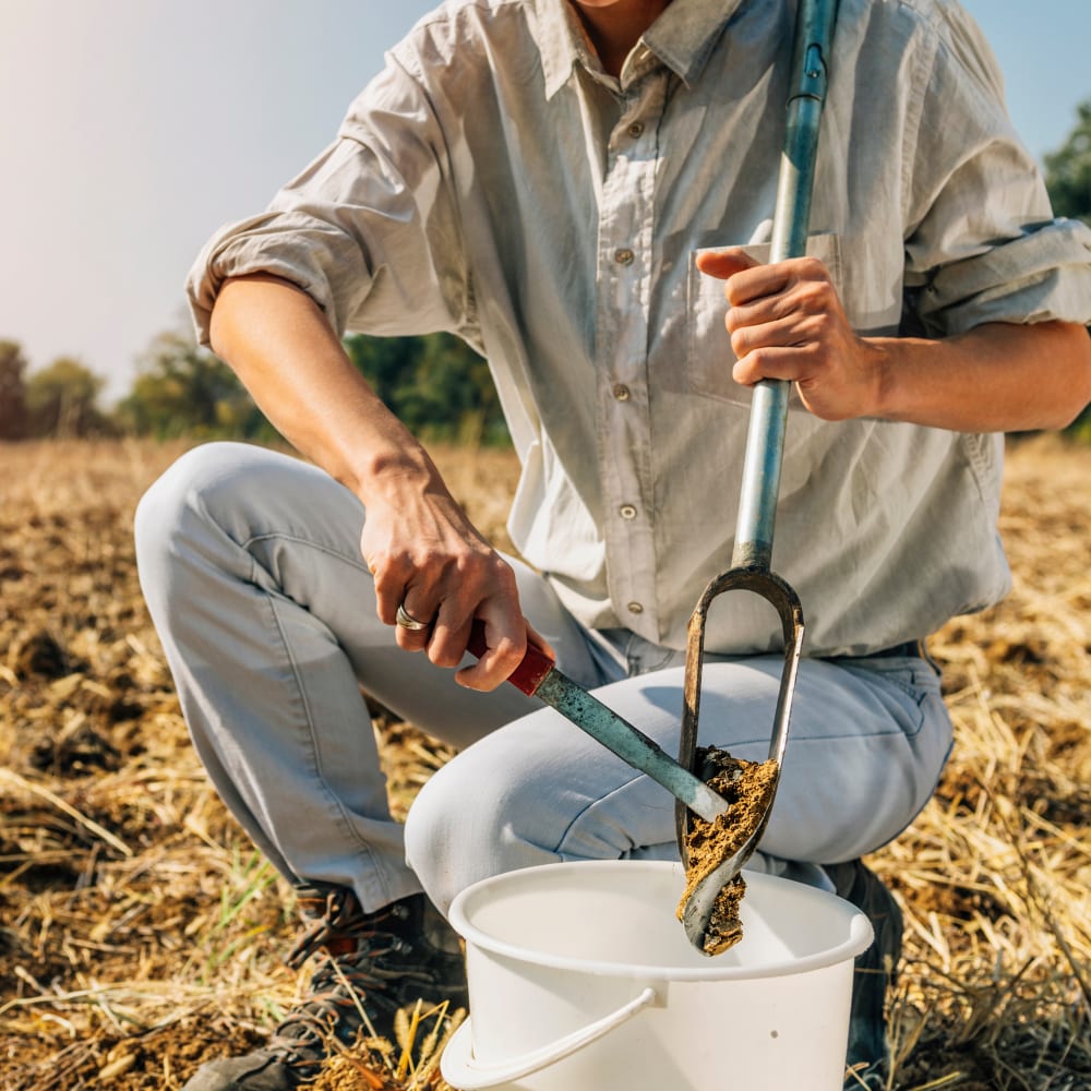 Determination of Total Petroleum Hydrocarbons in Soil, Sediment and Waste Samples using the SpeedExtractor E-916