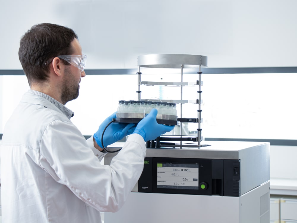 https://assets.buchi.com/image/upload/v1715074850/Drying/Freeze%20Dryer/Laboratory/Man_Laboratory_L-250_01.tiff
