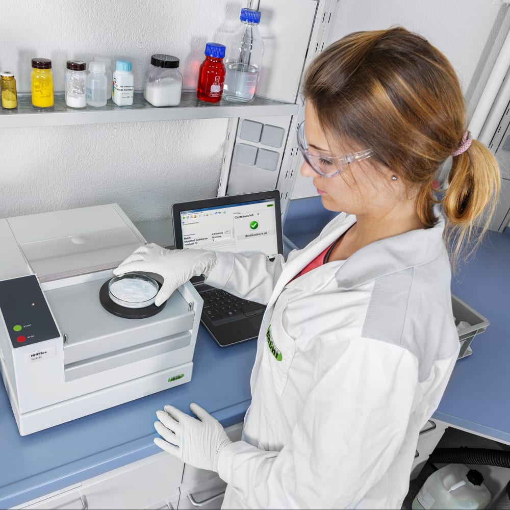 Woman_Laboratory_Machine_01.tiff