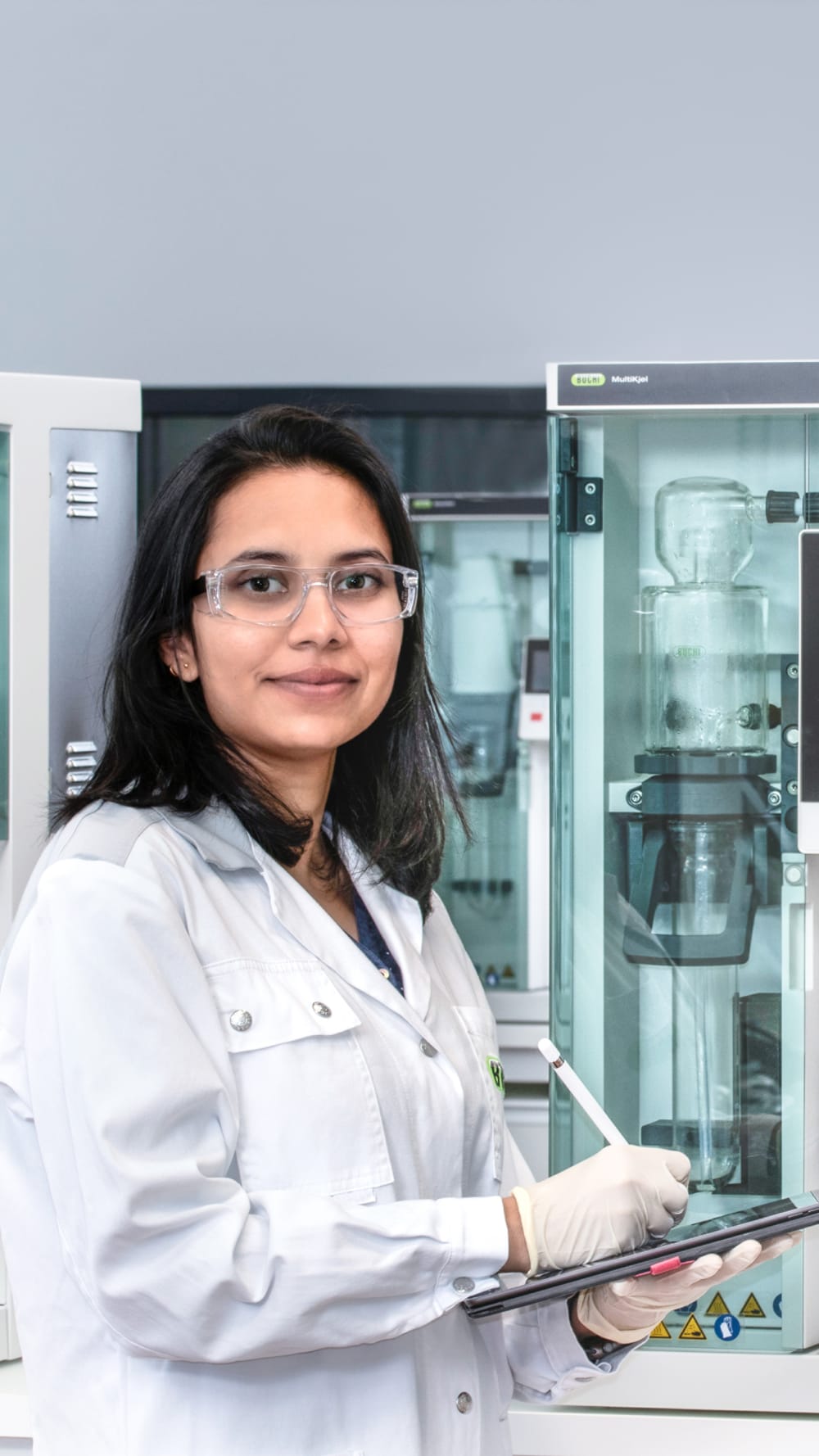 Woman_Laboratory_Machine_07.tiff