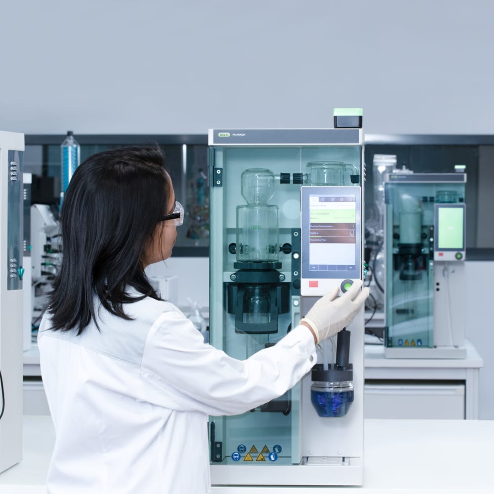 Woman_Laboratory_Machine_06.tiff
